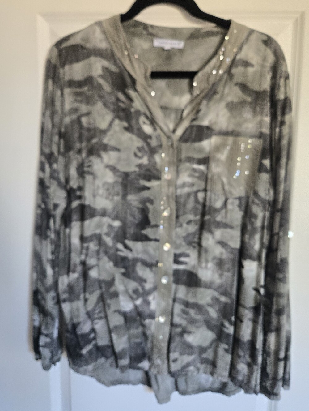 Tempo Paris gray and green camouflage top Size L